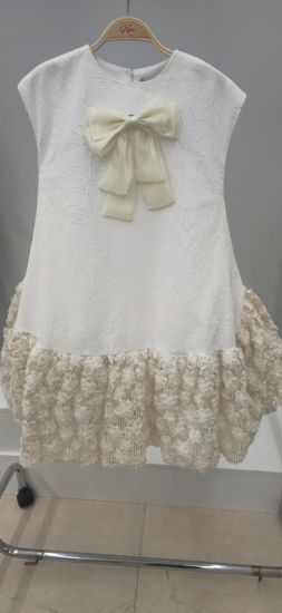 صورة فستان بيج بفينكه كبيرة على الصدر